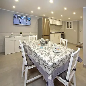 https://la-casa-di-helena.hotels-amalfi.com
